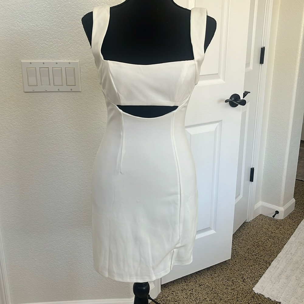 MOVE MAKER THICK STRAP CUT-OUT DETAIL MINI DRESS WHITE XS